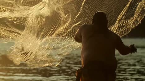 Classic-shot-of-Polynesian-fisherman-throwing-net