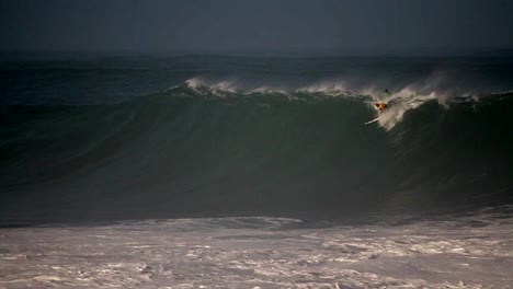 Mehrere-Surfer-Reiten-Sehr-Große-Wellen-In-Hawaii-4