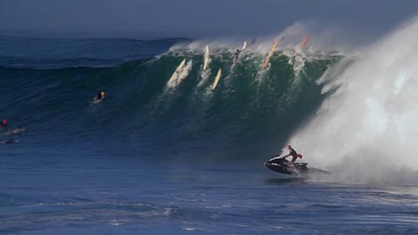 A-jet-skier-braves-huge-waves-in-Hawaii