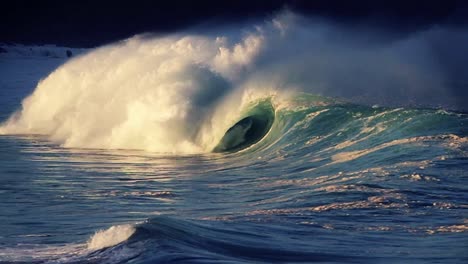 Beautiful-waves-roll-in-on-the-ocean
