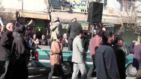 Demonstranten-Marschieren-Eine-Belebte-Straße-Im-Iran-Entlang-3