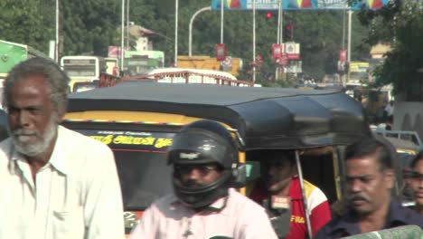 Eine-Straße-In-Indien-Ist-Vollgestopft-Mit-Fahrzeugen-Und-Menschen