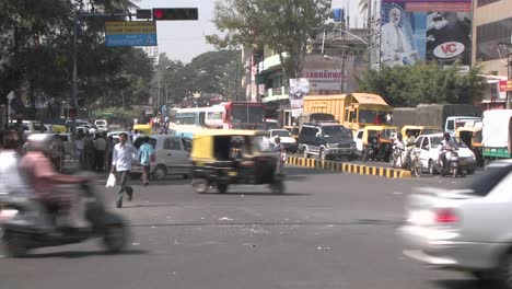 Hectic-traffic-in-a-city-in-India-1
