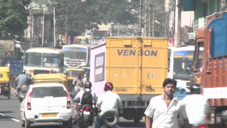 Verkehr-Fließt-Auf-Einer-Belebten-Straße-In-Einer-Indischen-Stadt