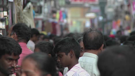 People-walk-on-a-crowded-street-in-India