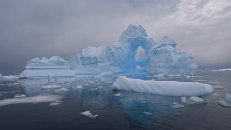 La-Antártida-Puerto-Charcot-Arco-De-Hielo-Reflexión-Iceberg-Ilustra-Frágil-Calentamiento-Global