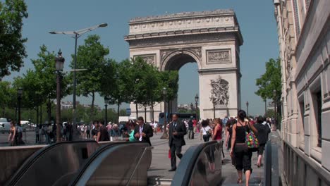 Der-Triumphbogen-In-Paris-Mit-Fußgängern