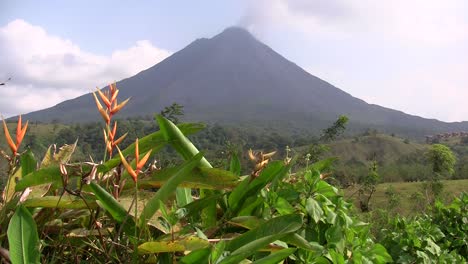 Pan-across-an-active-volcano-in-Costa-Rica