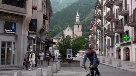 Eine-Stadt-In-Den-Alpen