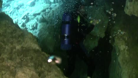 Un-Buzo-Explora-Cuevas-Submarinas-En-Florida-3