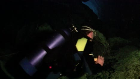 Un-Buzo-Explora-Cuevas-Submarinas-En-Florida-4
