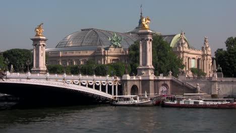 El-Hermoso-Puente-Ponte-Alexandre-Sobre-El-Sena-En-París-Francia