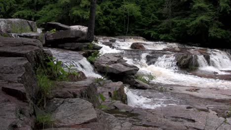 Una-Cascada-Fluye-A-Través-Del-Bosque-En-New-Hampshire