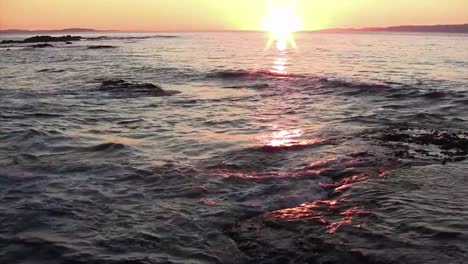 Ein-Wunderschöner-Sonnenuntergang-über-Dem-Meer