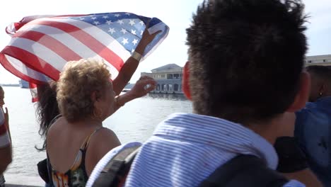 Kubaner-Schwenken-Amerikanische-Und-Kubanische-Flaggen,-Um-Die-Ersten-Kreuzfahrtschiffe-Zu-Begrüßen,-Die-Im-Hafen-Von-Havanna-Ankommen