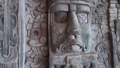 Una-Máscara-Tallada-En-El-Templo-Maya-En-Yaxchilian