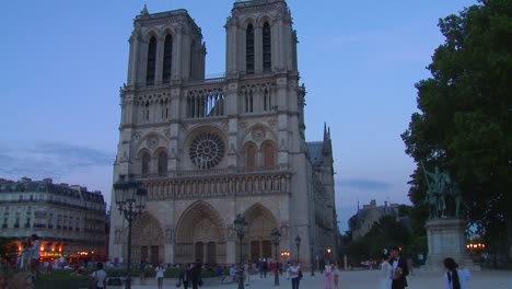Time-lapse-of-visitors-arriving-at-the-Notre-Dame-cathedral-in-París-France