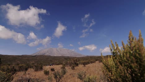 Amplia-Vista-Del-Kilimanjaro-Trekkers-En-Primer-Plano