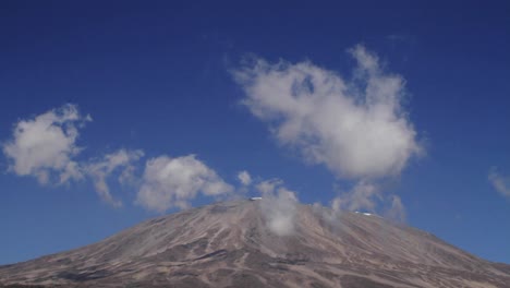 Statische-Aufnahme-Des-Kilimanjaro-Mit-Sich-Bewegenden-Wolken