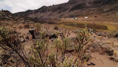 Inclinarse-Hacia-El-Plano-General-Del-Campamento-Del-Kilimanjaro