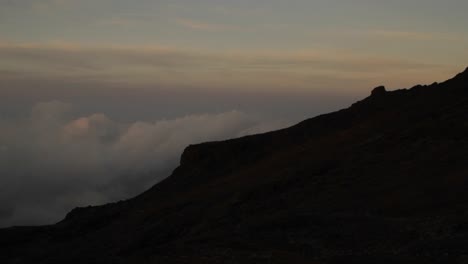 Langsames-Schwenken-über-Den-Wolken