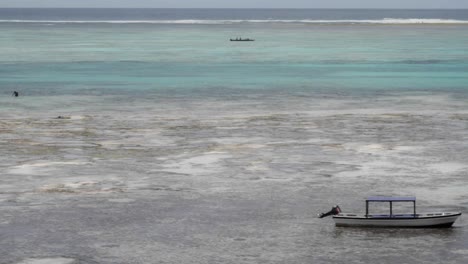 Boats-and-fishermen-in-bay-at-low-tide