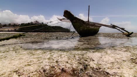 Skiff-at-low-tide-in-the-bay