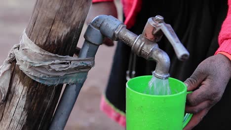 Aldeano-Tomando-Una-Taza-De-Agua