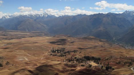 Pueblo-En-Valle-Sagrado-Con-Andes