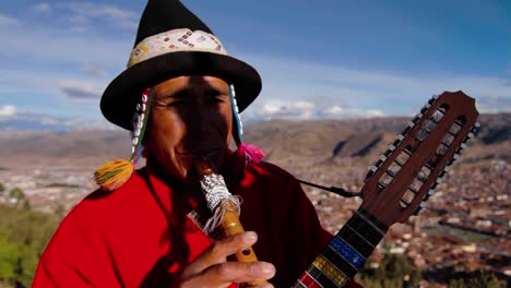 Traditioneller-Musiker-Cusco-Im-Hintergrund