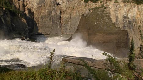 Mächtige-Flussfälle-Und-Stromschnellen
