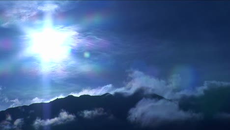 Berg-In-Den-Wolken-Unter-Blauem-Licht