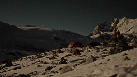 Zelte-Im-Basislager,-Wenn-Der-Mond-Untergeht,-Das-Lager-Wird-Dunkel