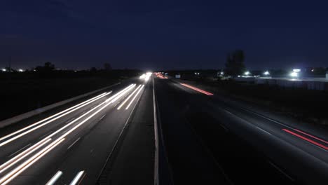 Autos-In-Der-Dämmerung-Auf-Der-Autobahn