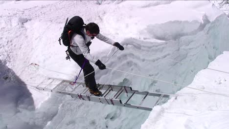 Kletterer-Auf-Leiter-Mit-Blick-Auf-Die-Gletscherspalte