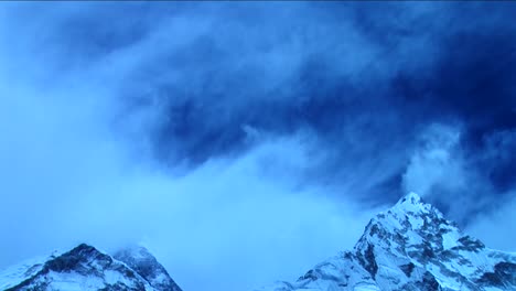 Wolken-über-Dem-Everest-In-Blauem-Licht