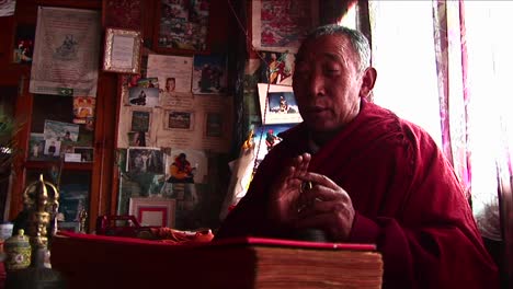 Lama-chanting-prayer-in-temple