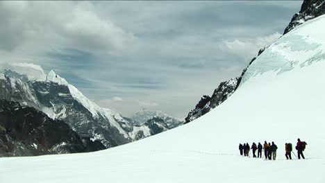 Climbers-walking-across-snowy-plateau