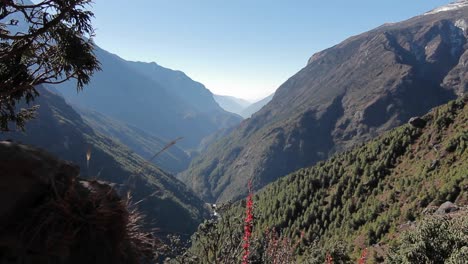 Reveal-of-valley-in-Himalayas-along-basecamp-trek
