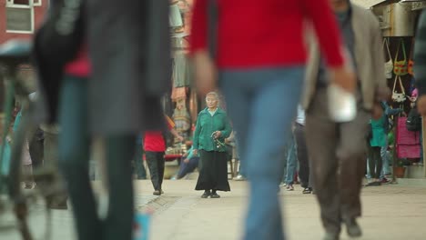 Gente-Caminando-Por-Las-Calles-De-Katmandú