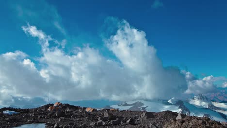Aconcagua-Zeitraffer-Rennwolken-Im-Camp-Mit-Kletterern-1