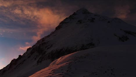 Sonnenaufgang-Auf-Dem-Everest-Beleuchtet-Den-Berg