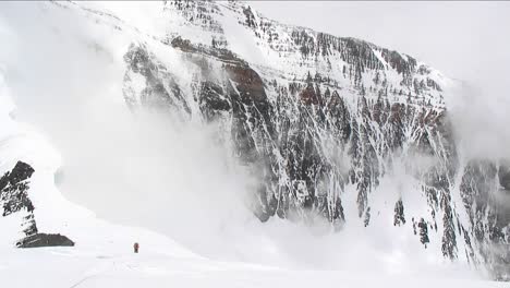 Eine-Verschneite-Piste-In-Der-Nähe-Des-Mount-Everest