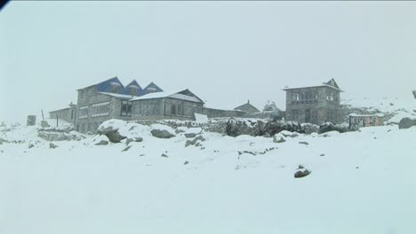 Nieve-Cayendo-En-El-Sendero,-Parada-En-El-Himalaya