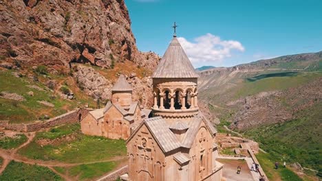 Antena-De-Una-Hermosa-Iglesia-Del-Monasterio-De-Noravank-En-Las-Montañas-Del-Cáucaso-De-Armenia