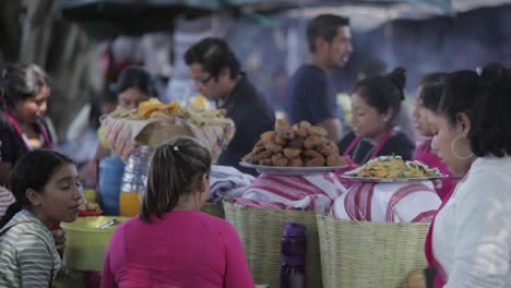 Belebte-Imbissstände-Servieren-Mahlzeiten-An-Die-Osterfeierlichkeiten-(Semana-Santa)-In-Antigua-Guatemalagua