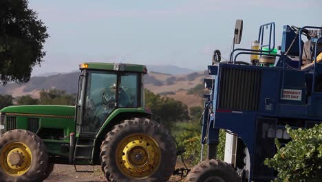 Maschine-Kommissionierung-Traktoren-Während-Der-Ernte-In-Einem-Santa-Ynez-Tal-Ava-Weinberg-Von-Kalifornien-1