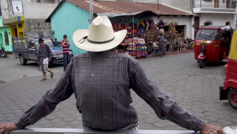 Cámara-Lenta-Del-Hombre-Maya-Mientras-Los-Tuktuks-Pasan-En-Las-Calles-De-Santiago-Atitlan-Guatemala