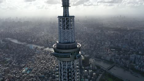 Eine-Luftaufnahme-Hebt-Den-Tokyo-Skytree-Hervor,-Der-Andere-Gebäude-In-Tokyo-Japan-überragt