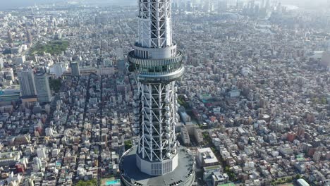 Eine-Luftaufnahme-Hebt-Den-Tokyo-Skytree-Hervor,-Der-Andere-Gebäude-In-Tokyo-Japan-überragt-1